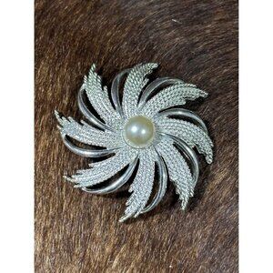 Vintage Sarah Coventry Signed Silvertone Starburst Flower Brooch with Faux Pearl